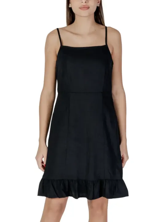 Schwarzes Rüschenkleid mit dünnen Trägern