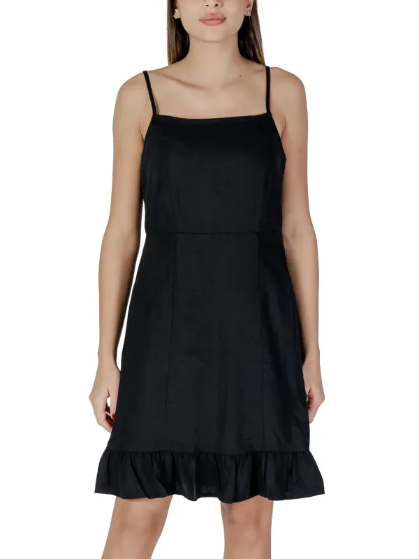 Schwarzes Rüschenkleid mit dünnen Trägern