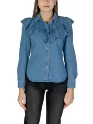 Frau trägt Jeans und Hemd