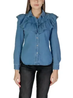 Frau trägt Jeans und Hemd