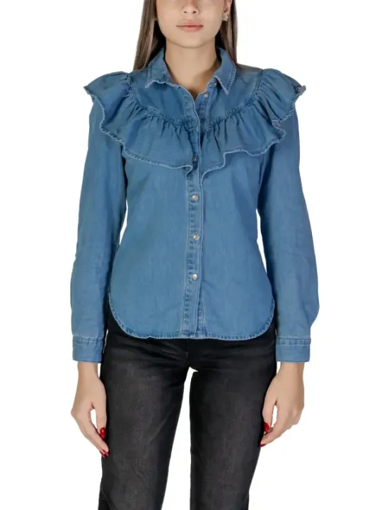 Frau trägt Jeans und Hemd