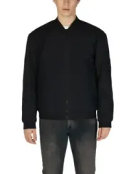 Mann trägt schwarze Boss-Jacke