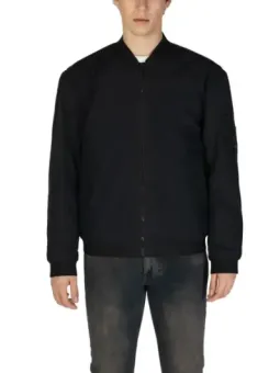 Mann trägt schwarze Boss-Jacke