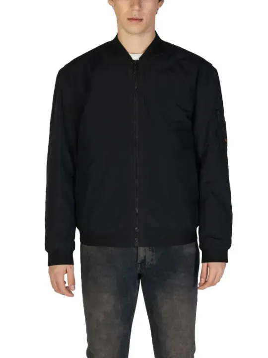 Mann trägt schwarze Boss-Jacke