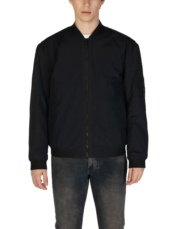 Mann trägt schwarze Boss-Jacke