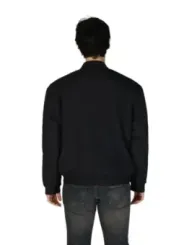 Mann trägt Boss-Jacke Jeans