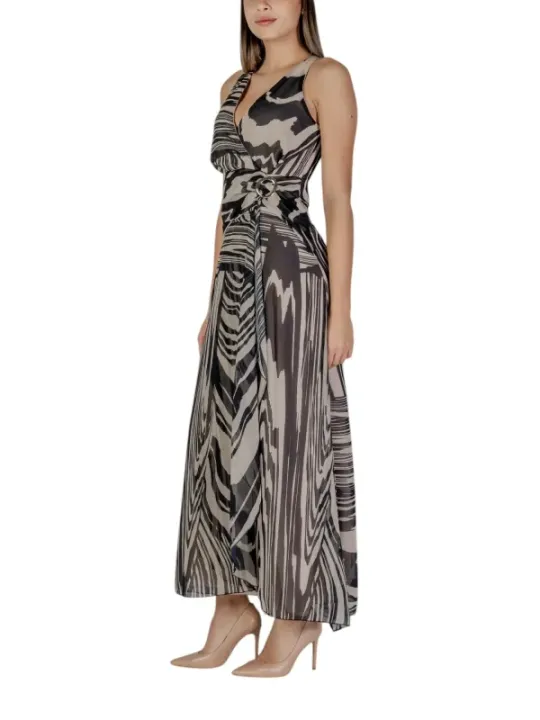 Welliges Kleid mit abstrakten Mustern