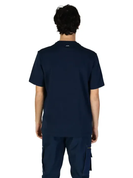 Mann trägt blaues Antony Morato T-Shirt
