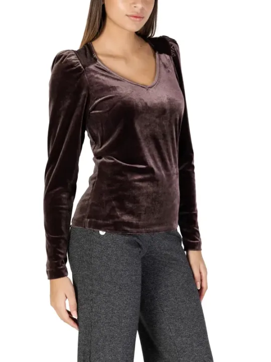 Braunes Samtoberteil graue Hose