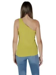 Ein schulterfreies Damen-Tanktop B.young
