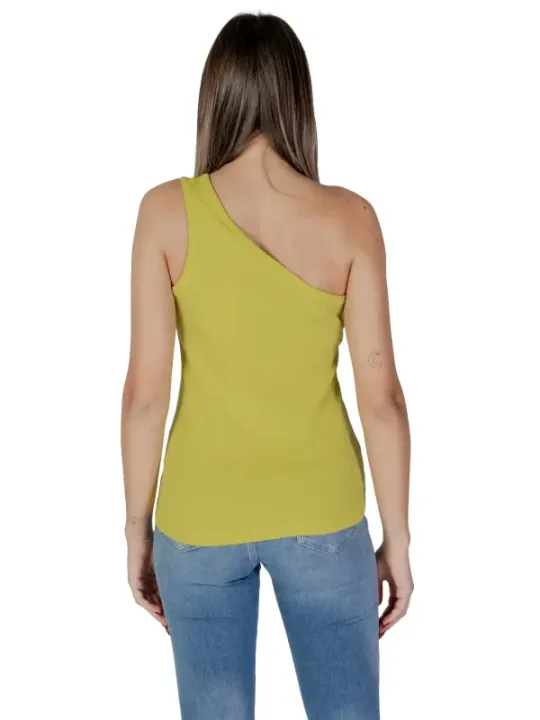 Ein schulterfreies Damen-Tanktop B.young