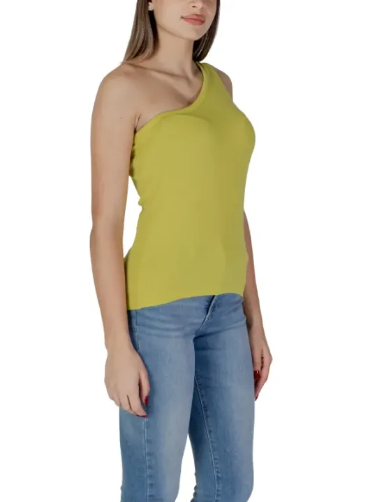 Gelbe, einseitige Damenbluse mit Jeans