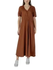 Frau trägt braunes B.young Kleid