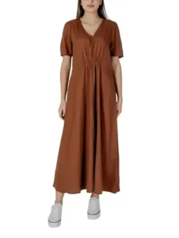 Frau trägt braunes B.young Kleid