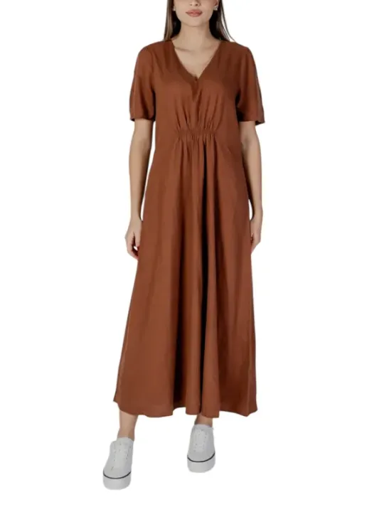 Frau trägt braunes B.young Kleid