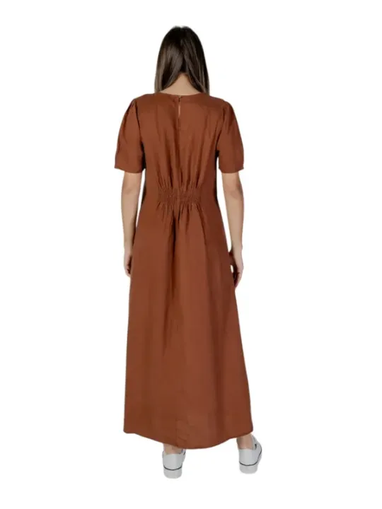 Braunes Maxikleid mit Rückenausschnitt