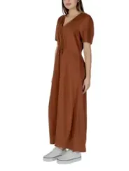 Braunes Kleid mit weißen Sneakern