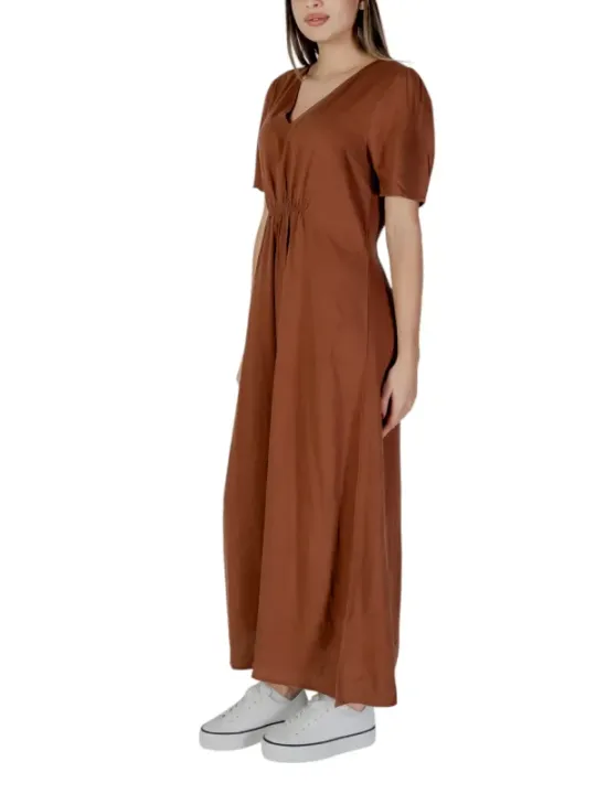 Braunes Kleid mit weißen Sneakern