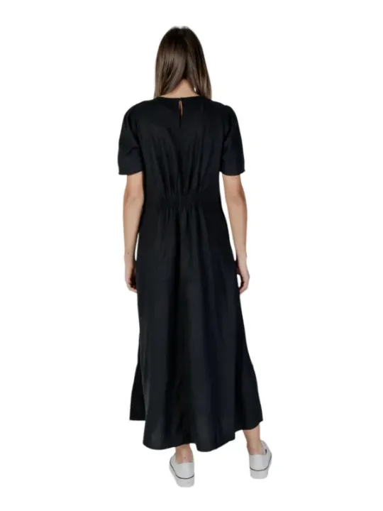 Schwarzes Midikleid mit Rückenausschnitt