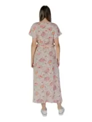 Beiger Blumenkleid mit weißen Schuhen