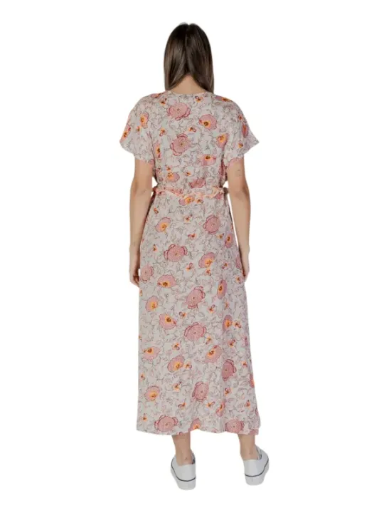 Beiger Blumenkleid mit weißen Schuhen