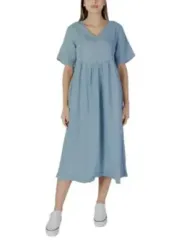 Blaues Sommerkleid mit weißen Sneakers