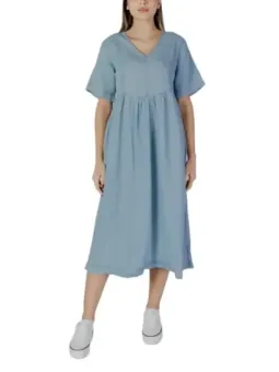 Blaues Sommerkleid mit weißen Sneakers