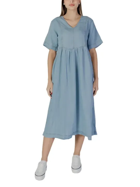 Blaues Sommerkleid mit weißen Sneakers