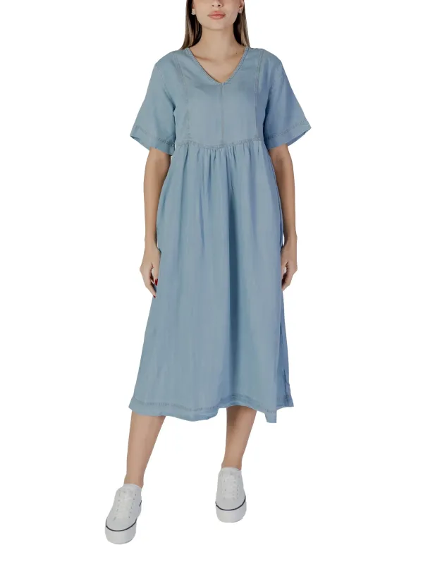 Blaues Sommerkleid mit weißen Sneakers