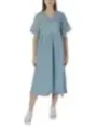 Blaues Sommerkleid mit weißen Sneakers