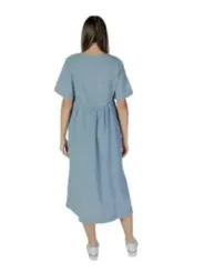 Blaues Kleid mit weißen Schuhen