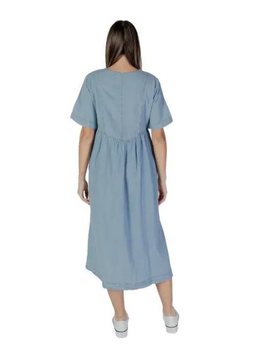 Blaues Kleid mit weißen Schuhen