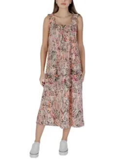 Blumiges Kleid mit weißen Schuhen