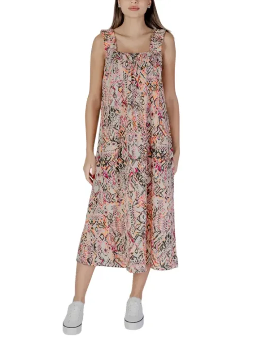 Blumiges Kleid mit weißen Schuhen