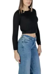 Schwarzer Cropped Pullover mit Jeans