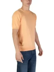 Pfirsichfarbenes Rippstrick-T-Shirt und Jeans