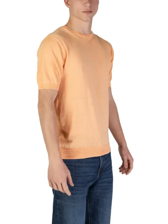 Pfirsichfarbenes Rippstrick-T-Shirt und Jeans