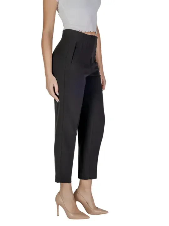 Schwarze, kurze, gerade geschnittene Hose