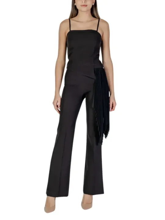 Schwarzer Jumpsuit mit Fransen und Falten