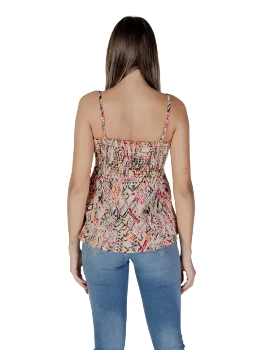 Frau trägt B.young Tanktop Jeans