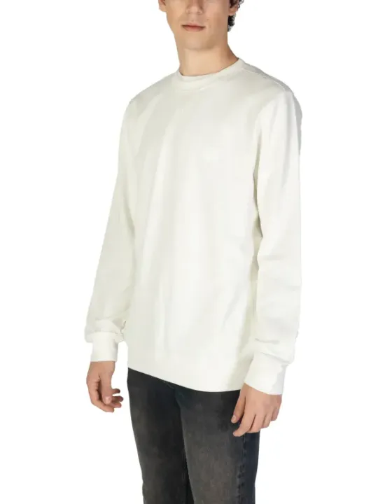 Mann trägt weißes Baumwollhemd Jeans