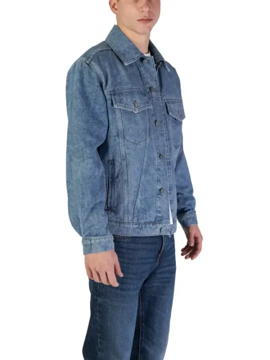 Denimjacke mit weißem Hemd