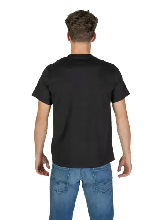 Schwarzes T-Shirt mit Jeans