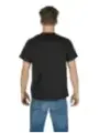 Schwarzes T-Shirt mit Jeans