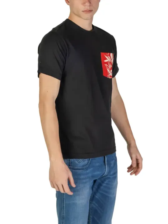 Graues T-Shirt mit roter Tasche