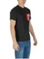 Graues T-Shirt mit roter Tasche
