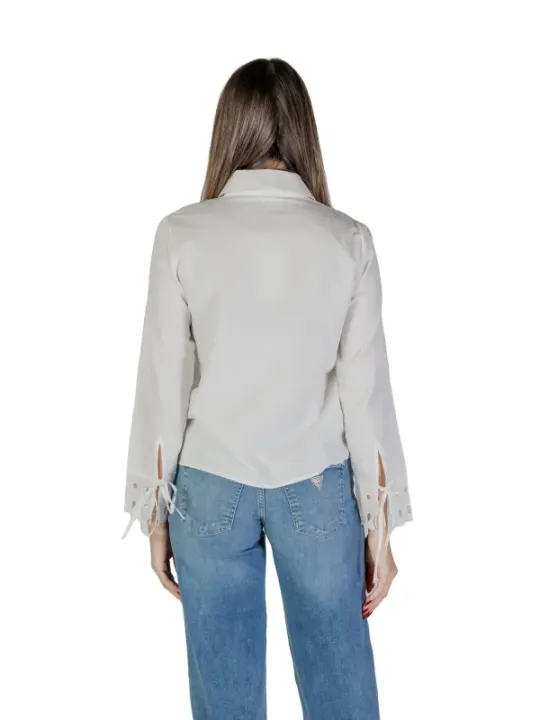 Weiße Bluse mit Spitze hinten