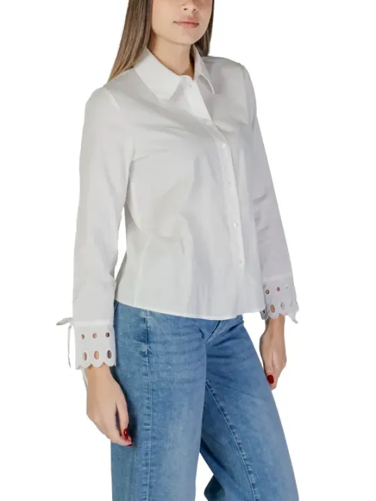 Jacqueline De Yong weißes Hemd.