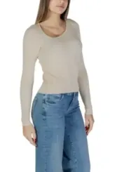 Geripptes Top mit Jeans kombiniert