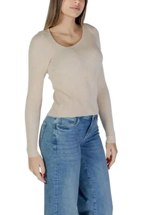 Geripptes Top mit Jeans kombiniert